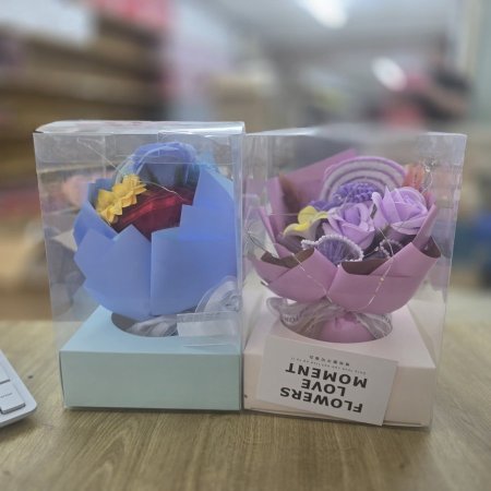 بكيت وردة وسط شفاف